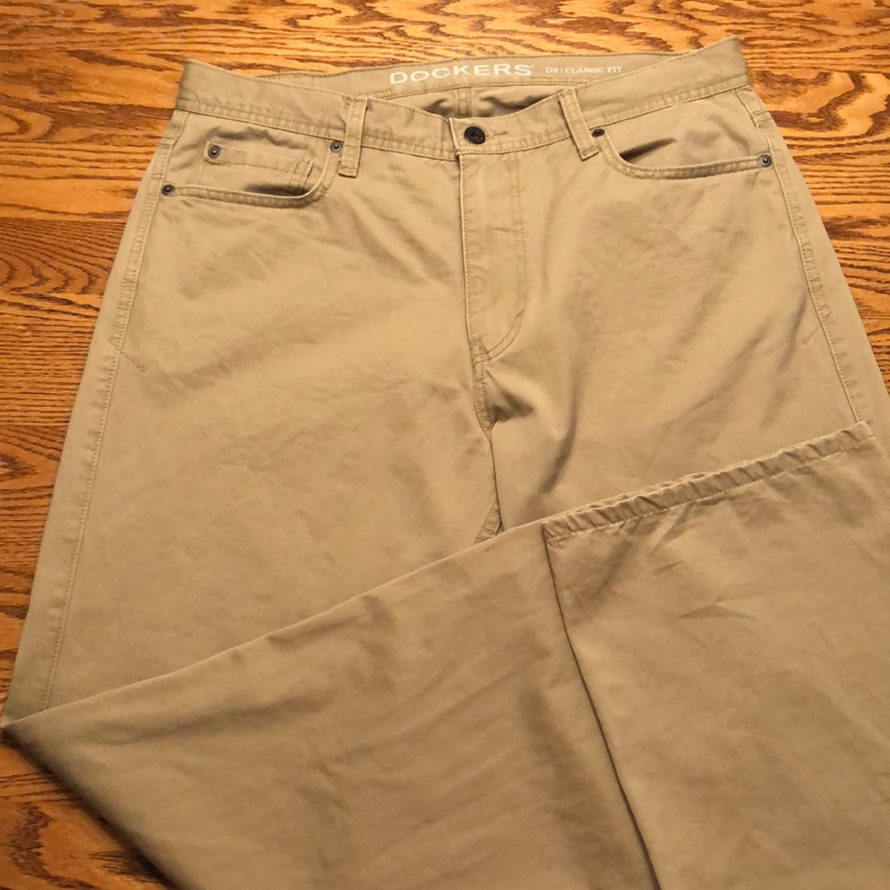 EUC Mens Dockers Khaki pants. Size 34x30.